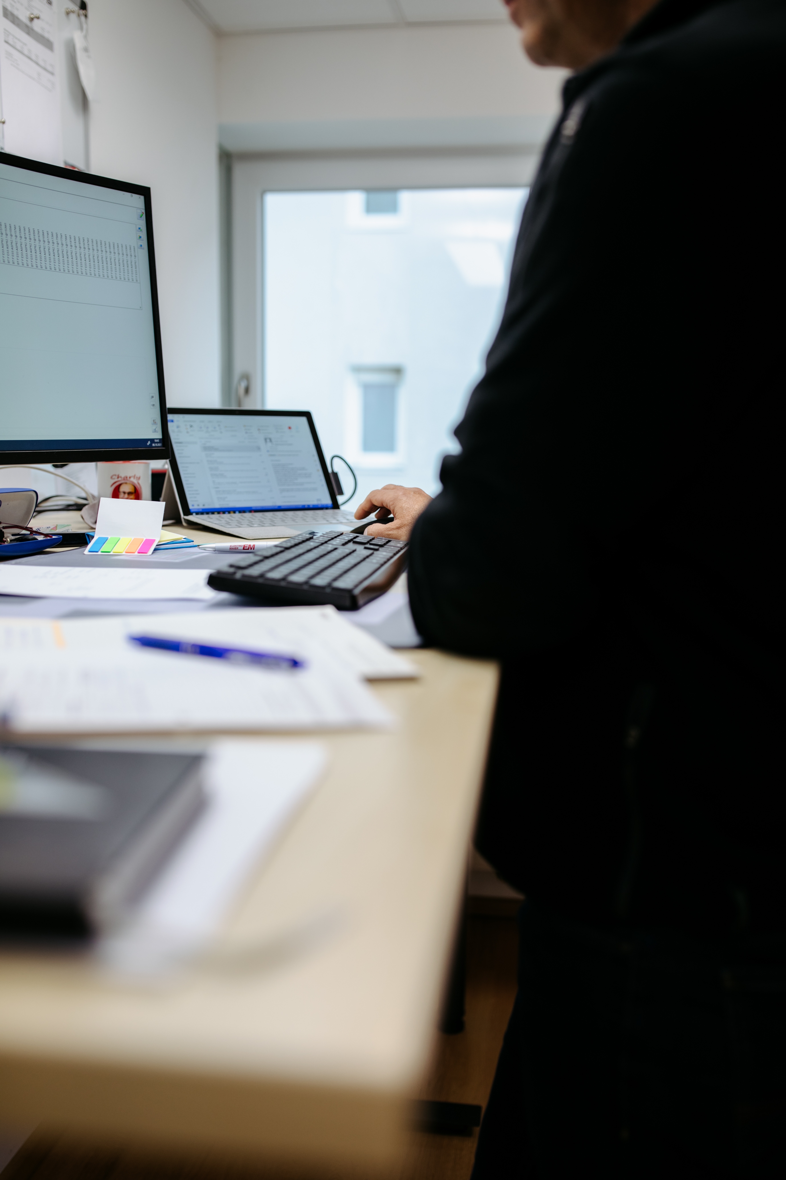 Person am Arbeitsplatz Person am Arbeitsplatz